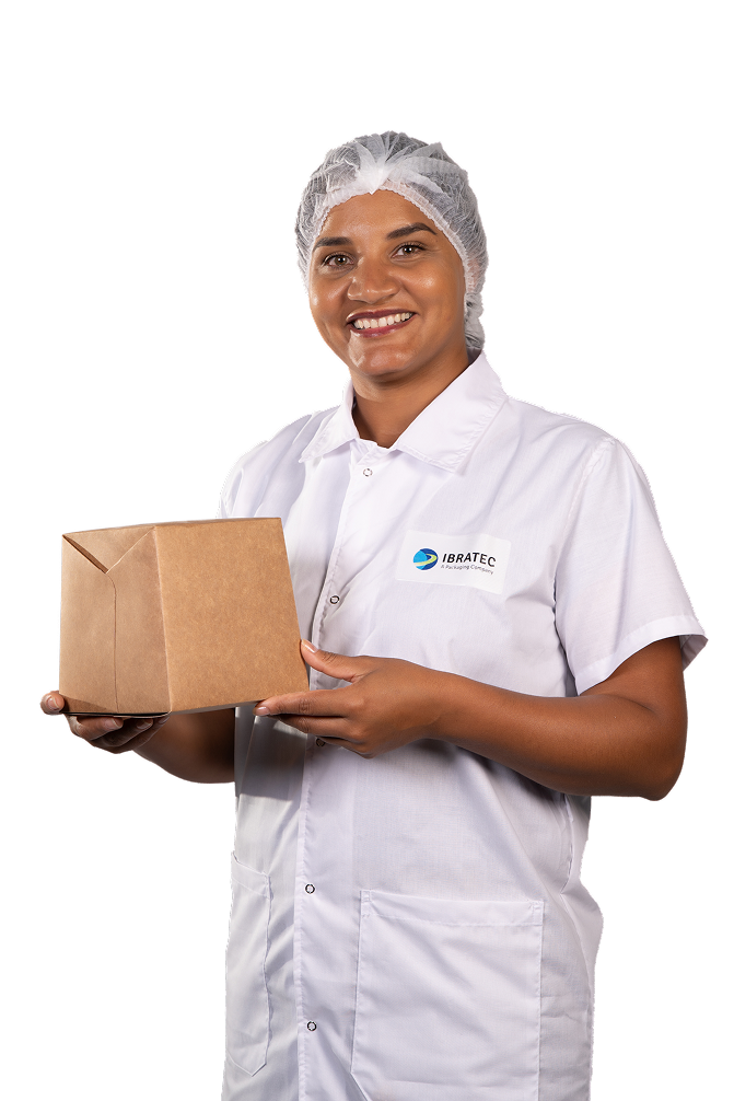 Colaboradora da Ibratec, vestindo uniforme branco e touca de proteção, sorri enquanto segura uma caixa de papelão, simbolizando cuidado e qualidade no manuseio de produtos.
