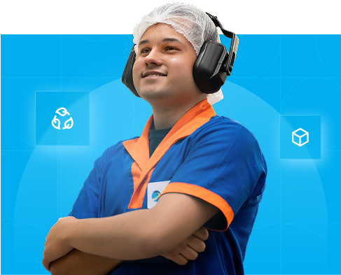 imagem de um colaborador com uniforme da Ibratec, touca na cabeça e fone protetor de audição